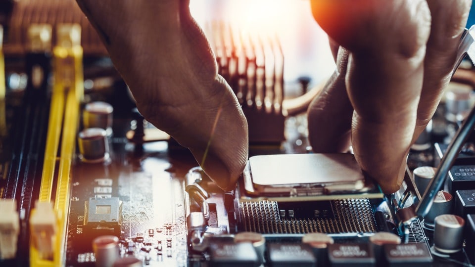 persona colocando un chip en una computadora